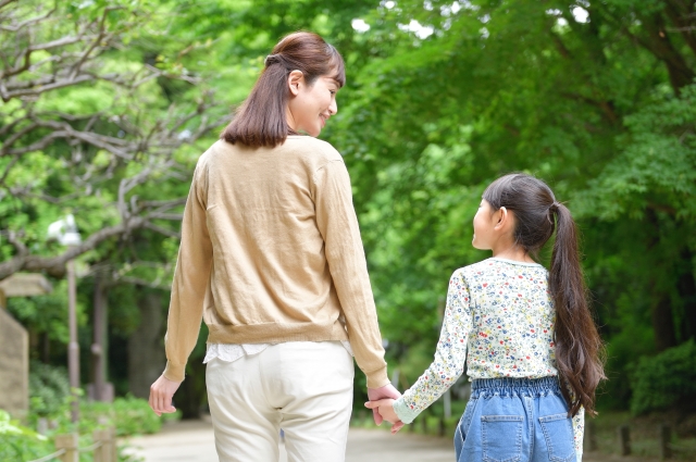 手をつなぐ家族